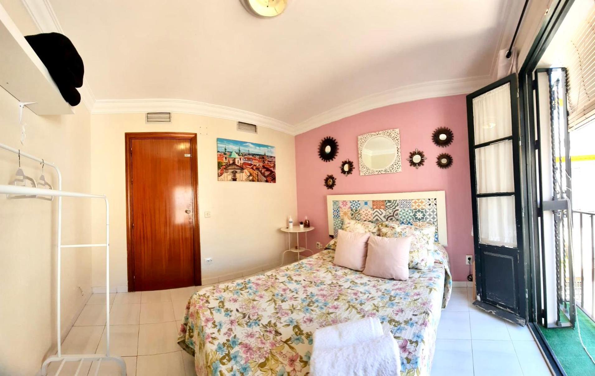 Budget And Cute Rooms With Balcony Sevilla Center Zewnętrze zdjęcie