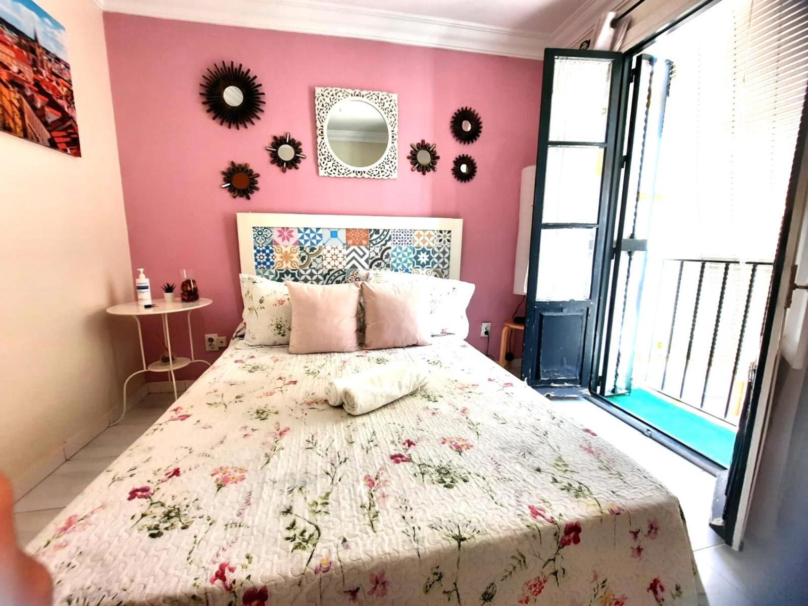 Budget And Cute Rooms With Balcony Sevilla Center Zewnętrze zdjęcie