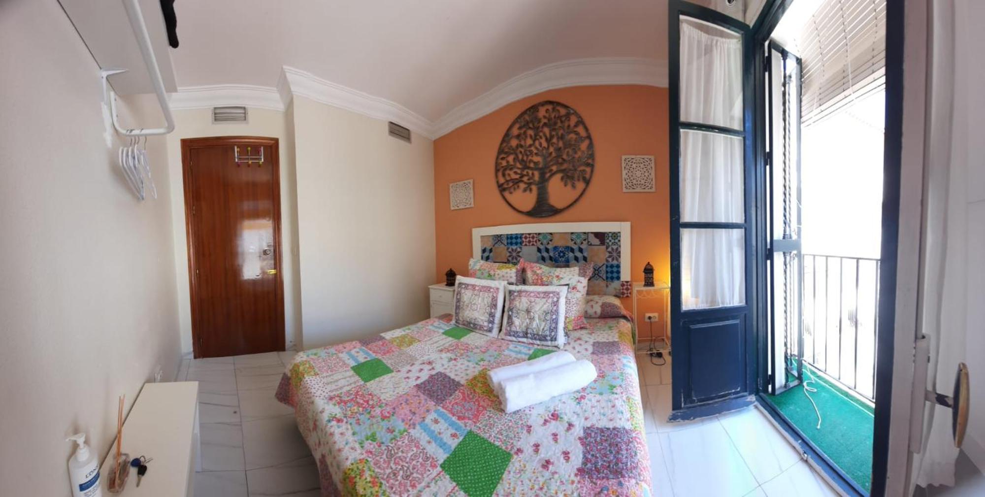 Budget And Cute Rooms With Balcony Sevilla Center Zewnętrze zdjęcie