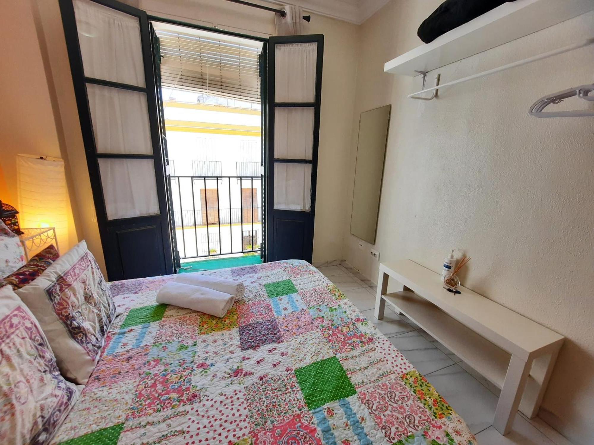 Budget And Cute Rooms With Balcony Sevilla Center Zewnętrze zdjęcie
